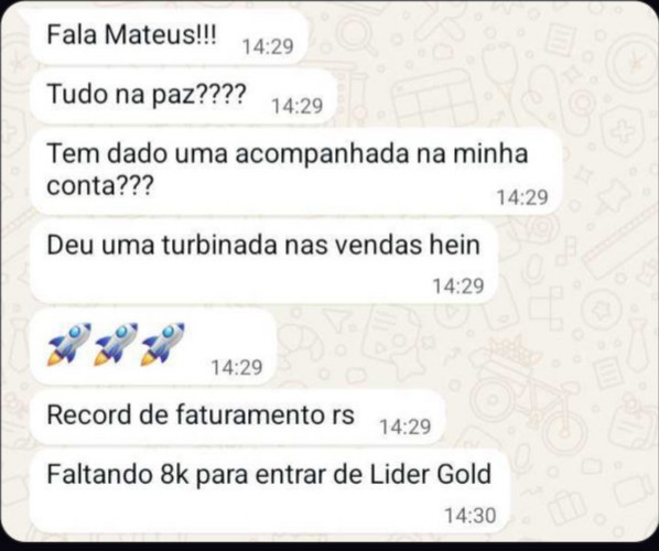 Sequência de mensagens de WhatsApp de Mateus comemorando recorde de faturamento, faltando 8 mil para o Líder Gold