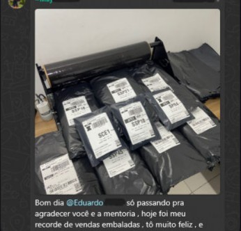 Foto enviada por aluno com pacotes embalados prontos para envio, recorde de vendas embaladas