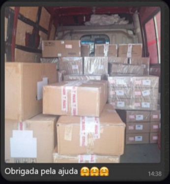 Foto enviada por aluno com caixas empilhadas em van de entrega, operação a todo vapor